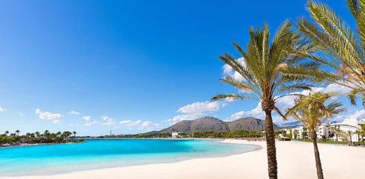 The October weather in Majorca means the sun will still be shining on Majorca's gorgeous Alcudia Beach.